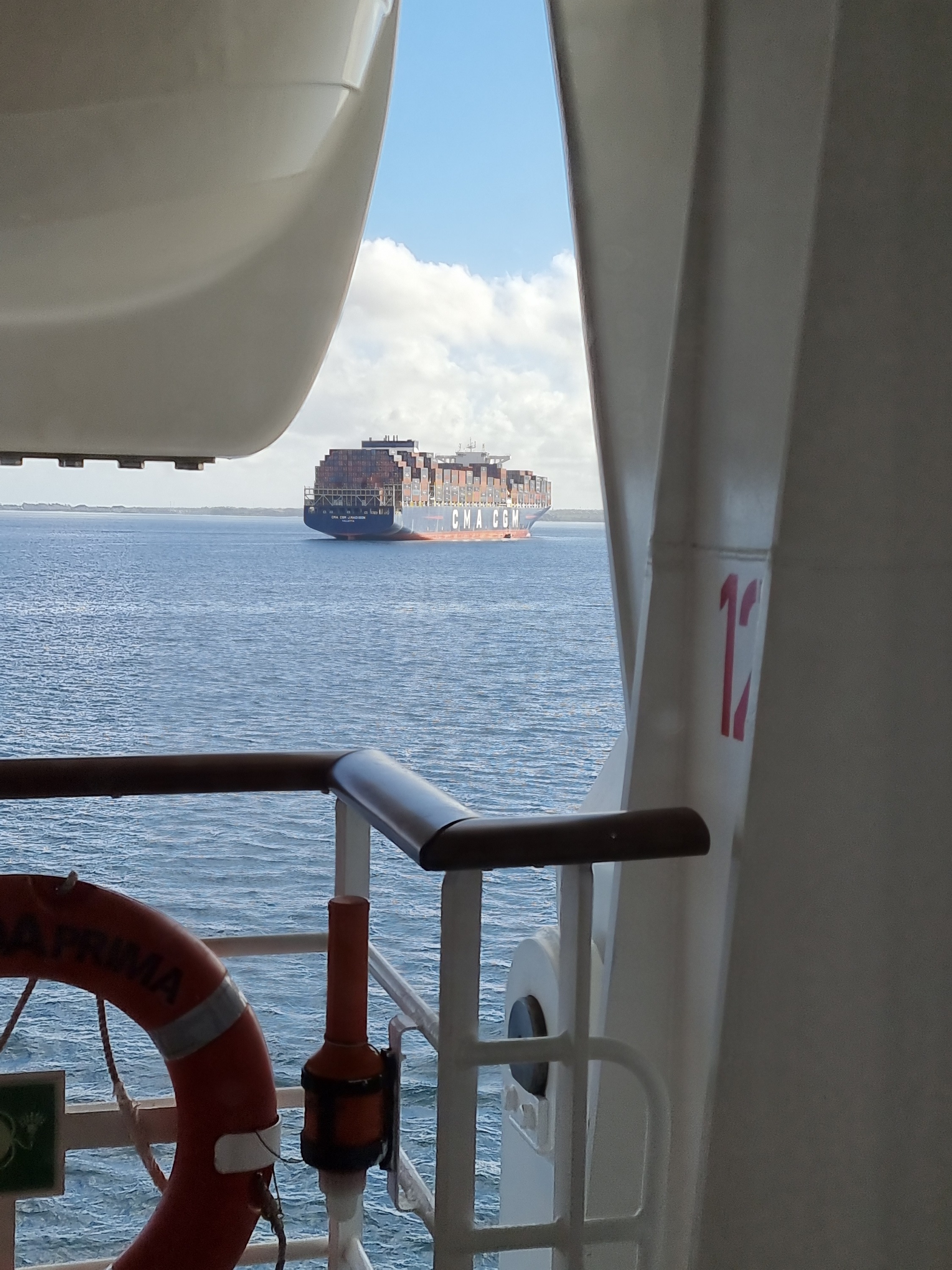 Wir sind nicht alleine auf dem Meer  ;)