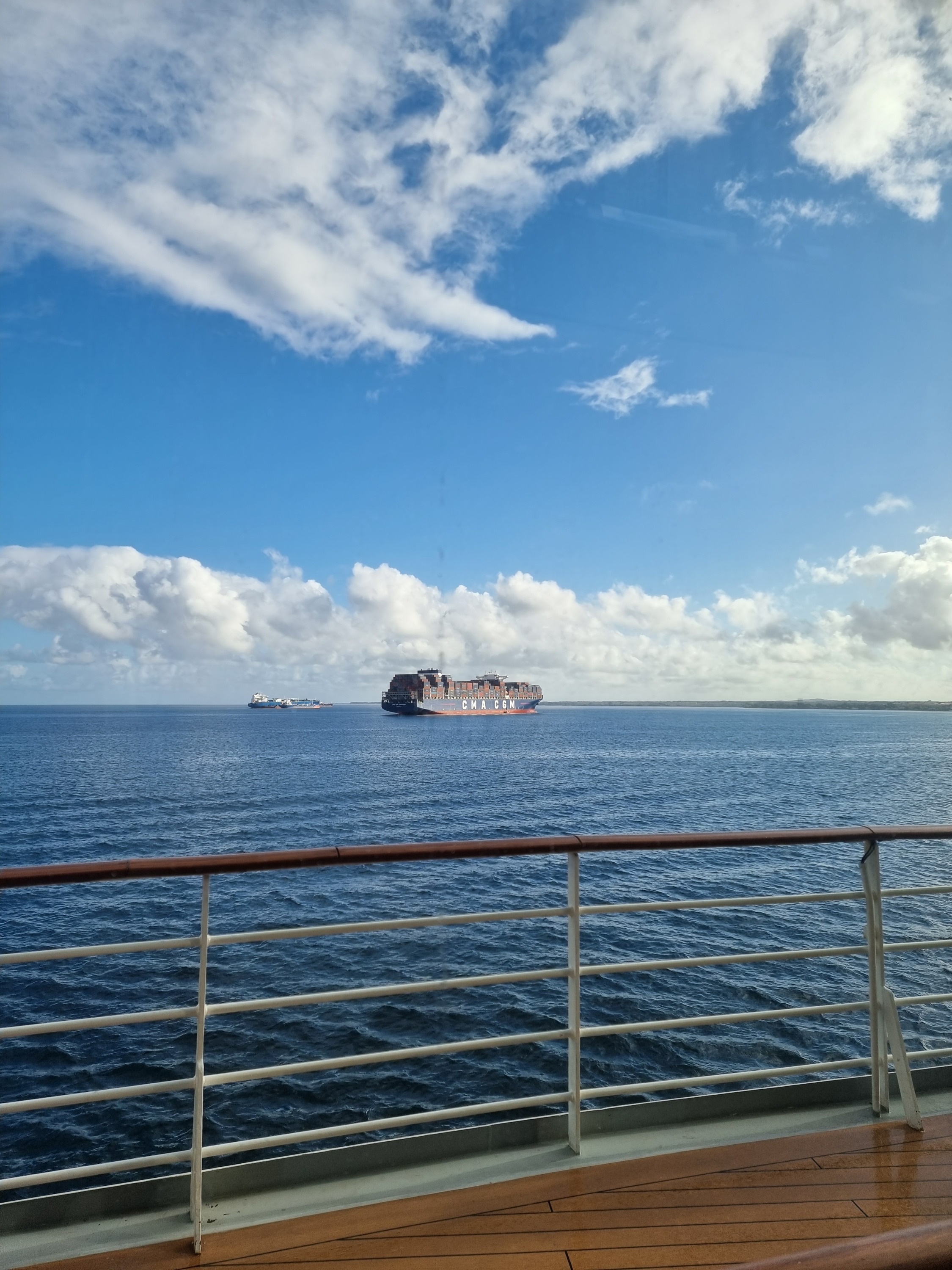 Wir sind nicht alleine auf dem Meer  ;)