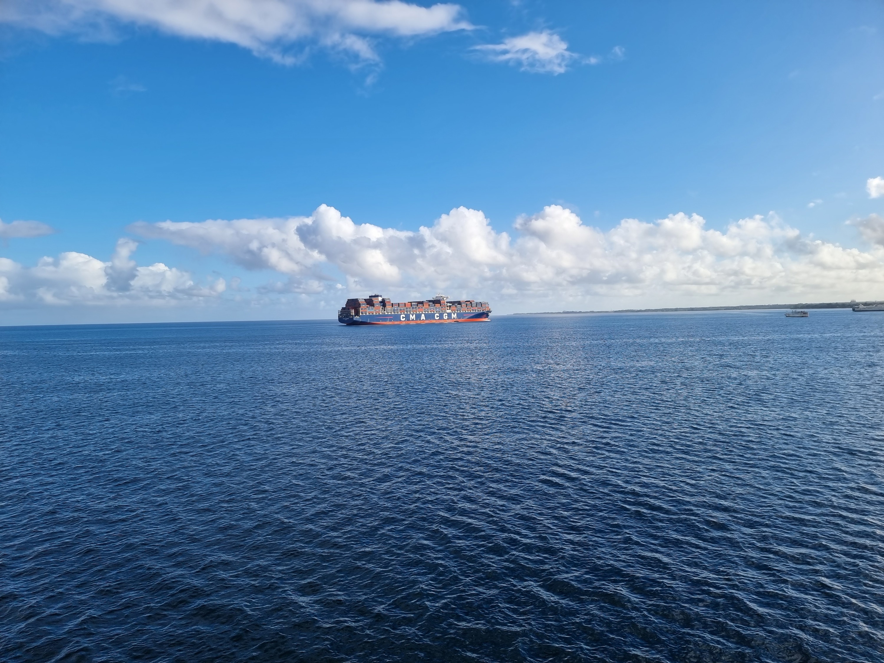 Wir sind nicht alleine auf dem Meer  ;)