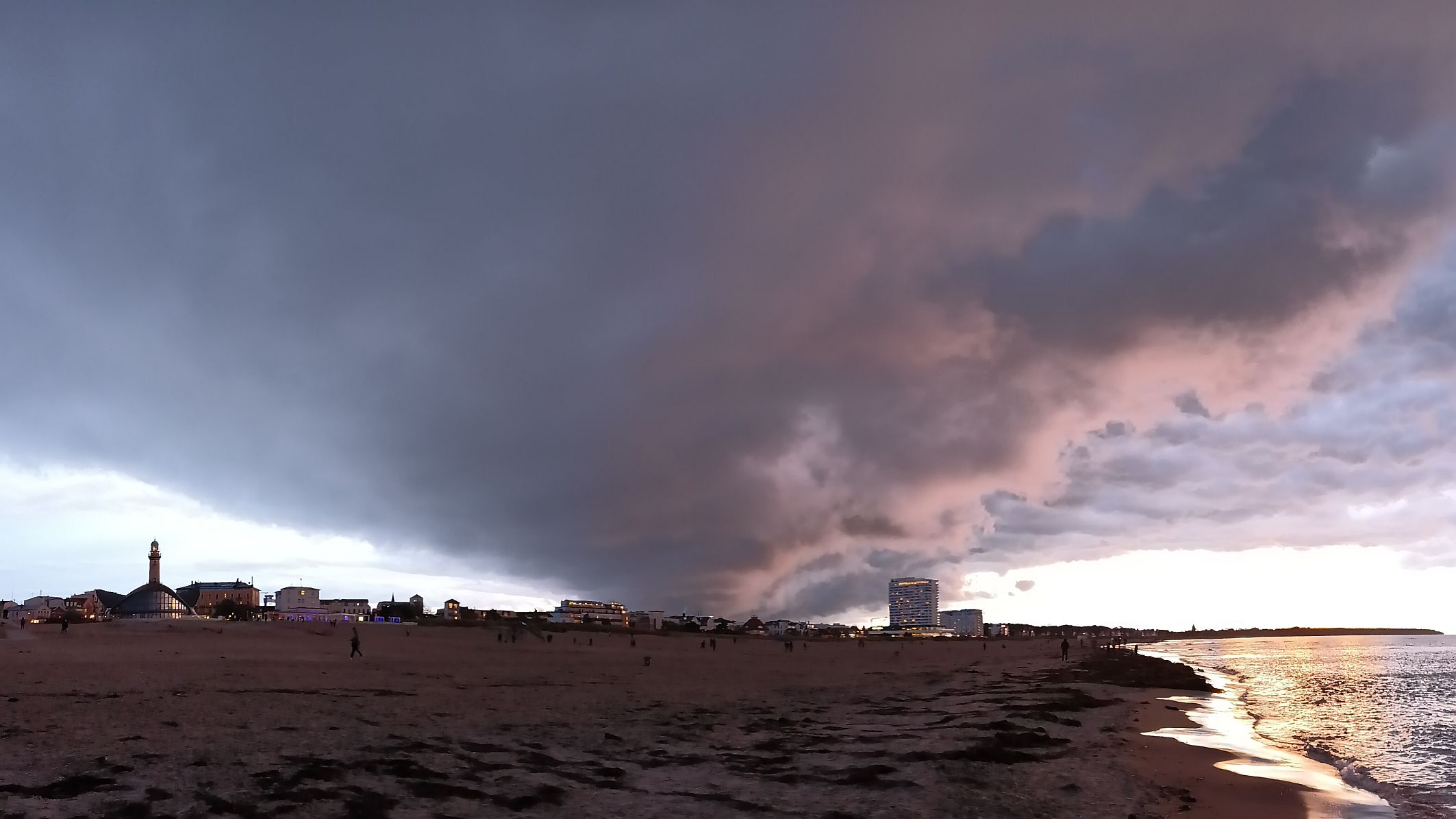 Spektakuläre Wolkenformation über Warnemünde - I