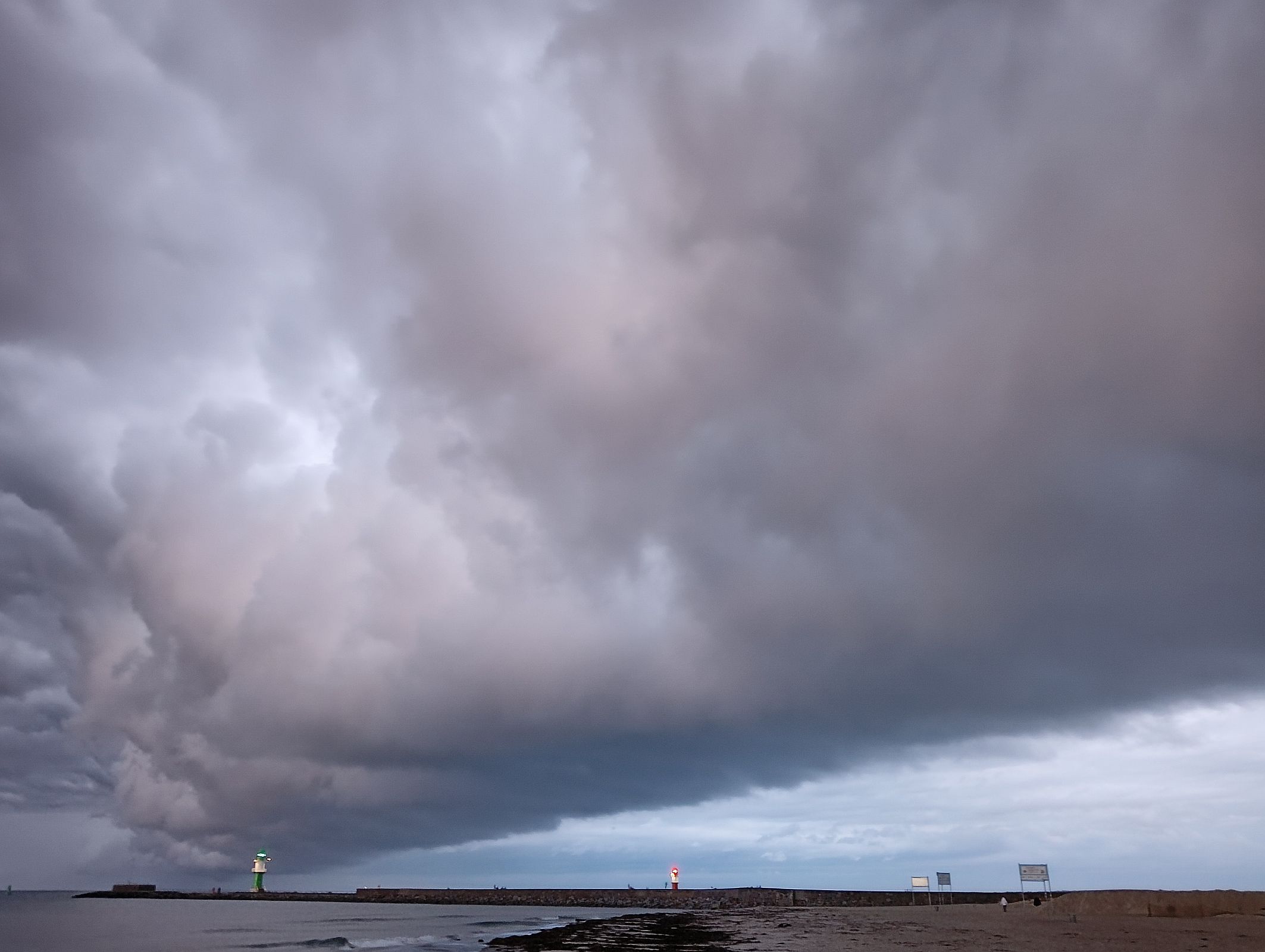 Spektakuläre Wolkenformation über Warnemünde - II
