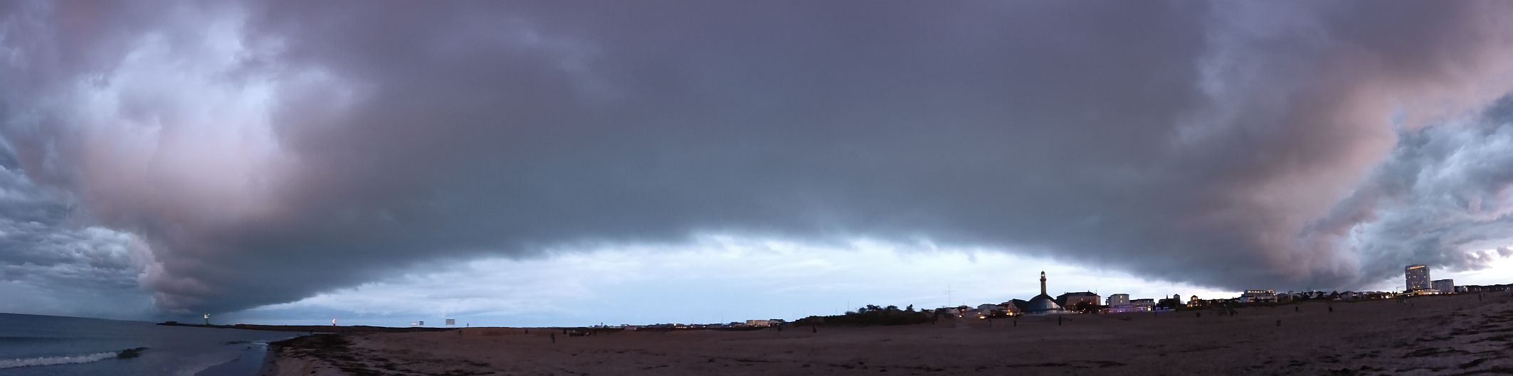 Spektakuläre Wolkenformation über Warnemünde - III