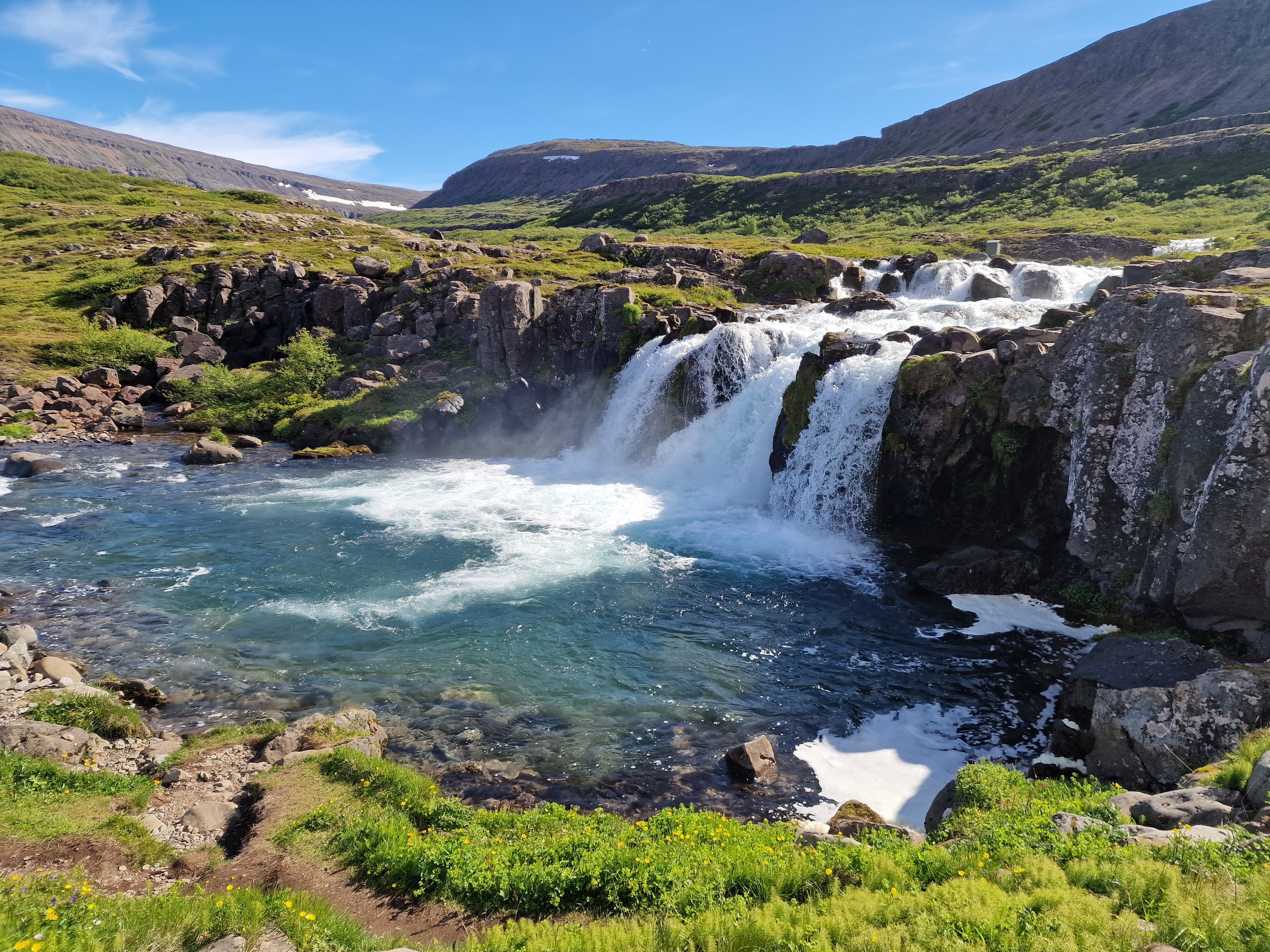 Am Dyjandi Wasserfall