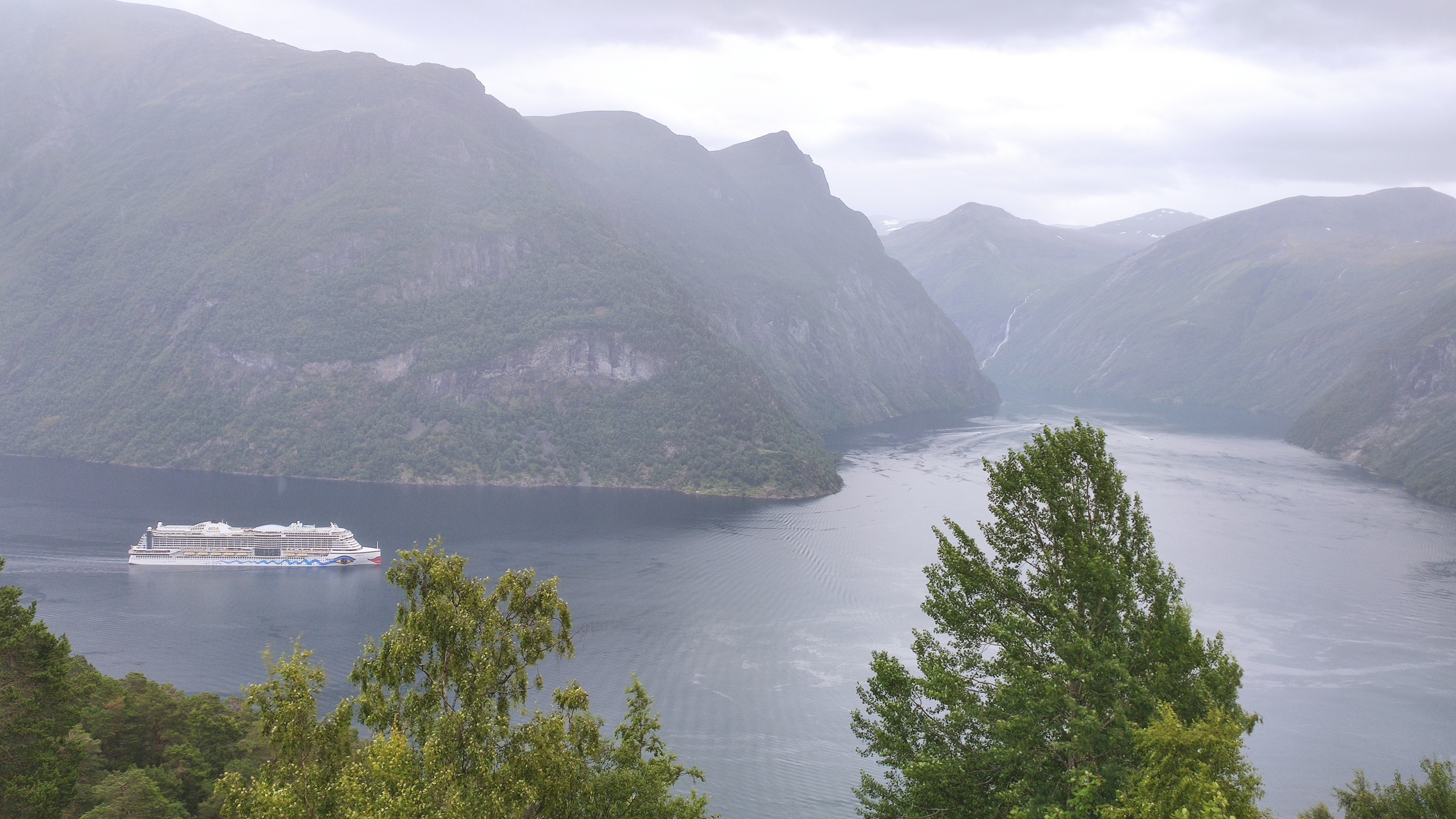AIDAprima auf Fjordfahrt