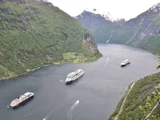 AIDAsol mit 2 anderen Schiffen im Geiragerfjord