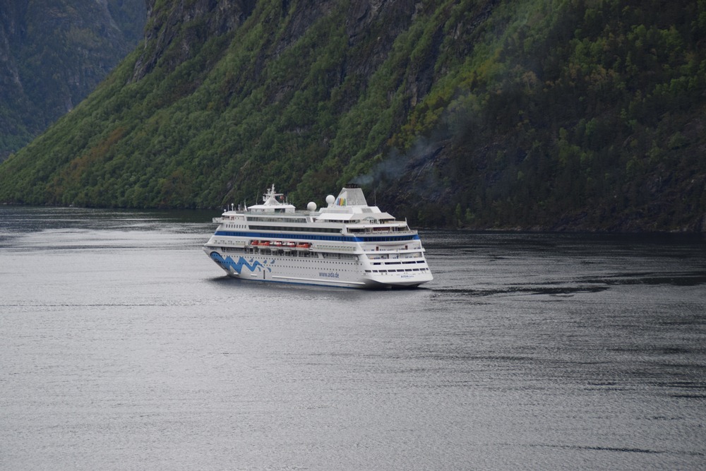 Aidacara in Hellesylt vor Anker