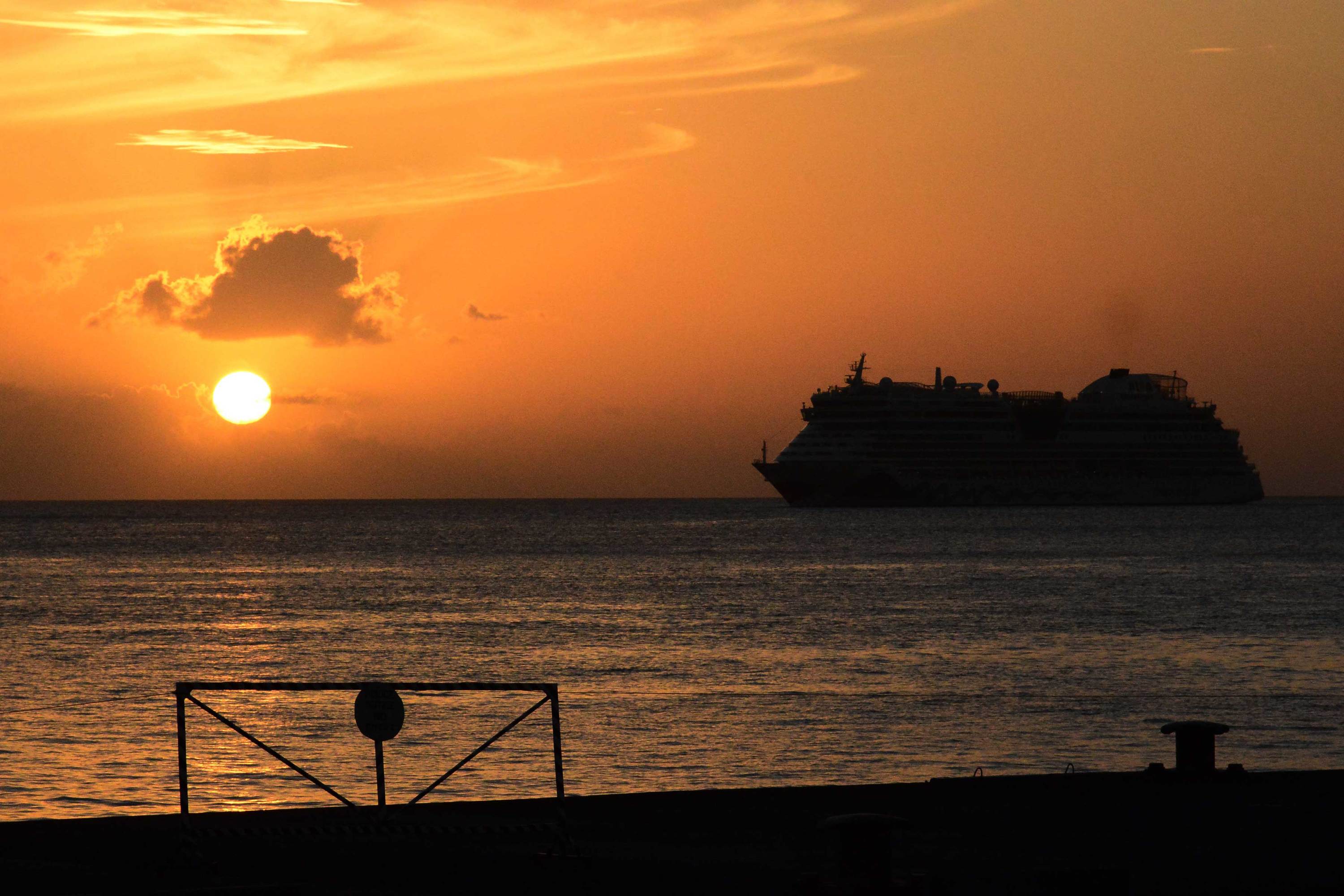 AIDAdiva vor Grenada auf Reede