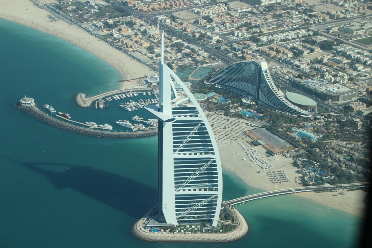 Dubai - Blick aus dem Wasserflugzeug auf Burj Al Arab