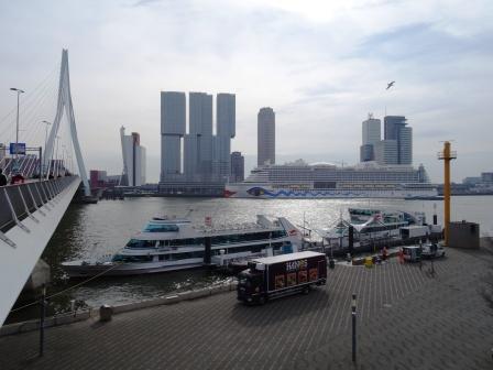 Liegeplatz der AIDAperla in Rotterdam