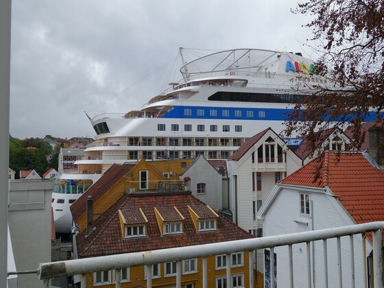Die AIDAluna klemmt sich in Stavanger zwischen die Häuser