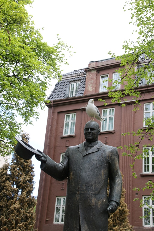 Trondheim - König Harald (auch mit Vogel wie die Herren Grieg und Holberg)