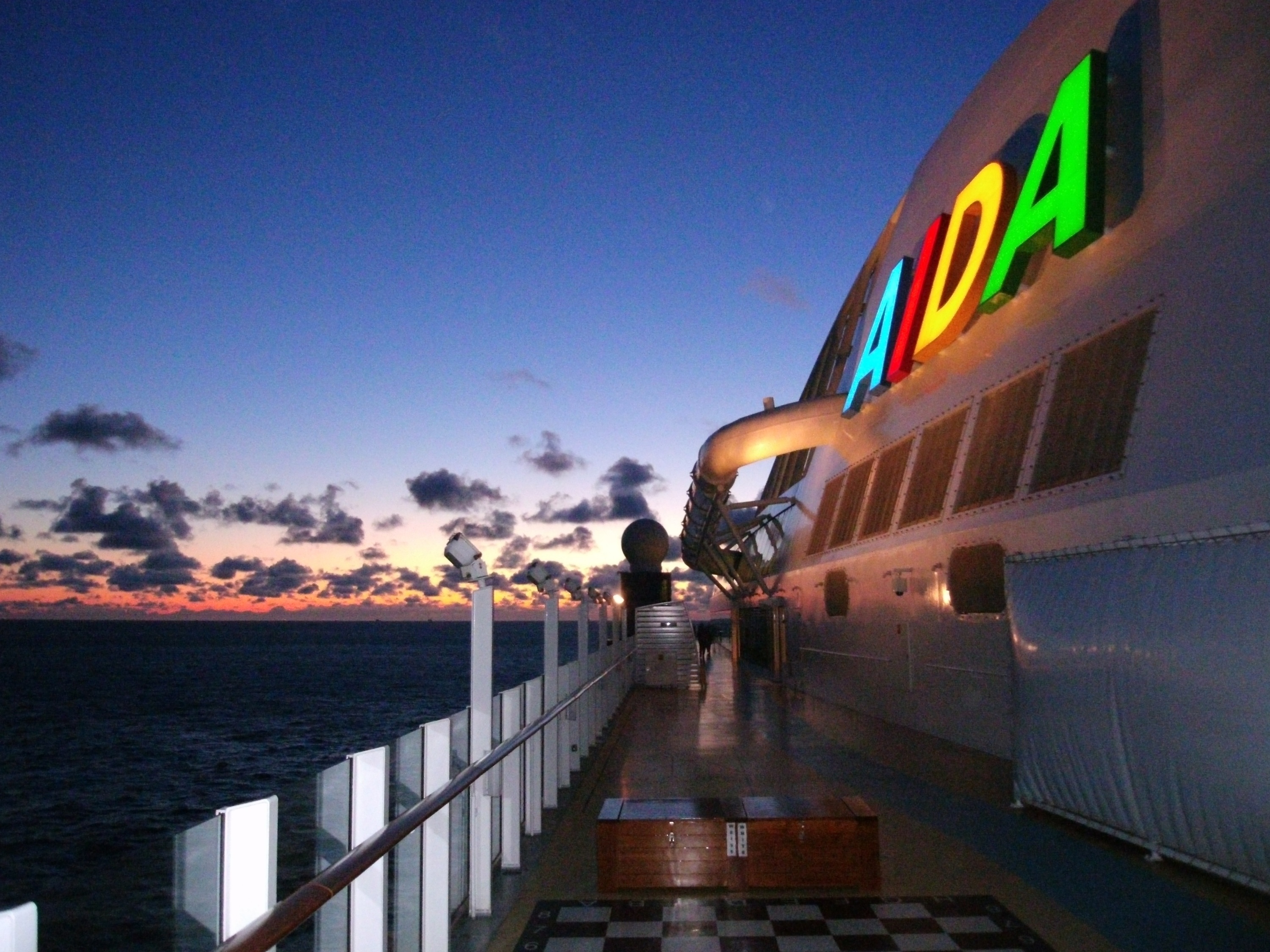 AIDAperla - in den frühen Morgenstunden auf dem Weg nach Rotterdam