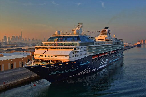 Mein Schiff 2 vor Dubai in der Morgensonne