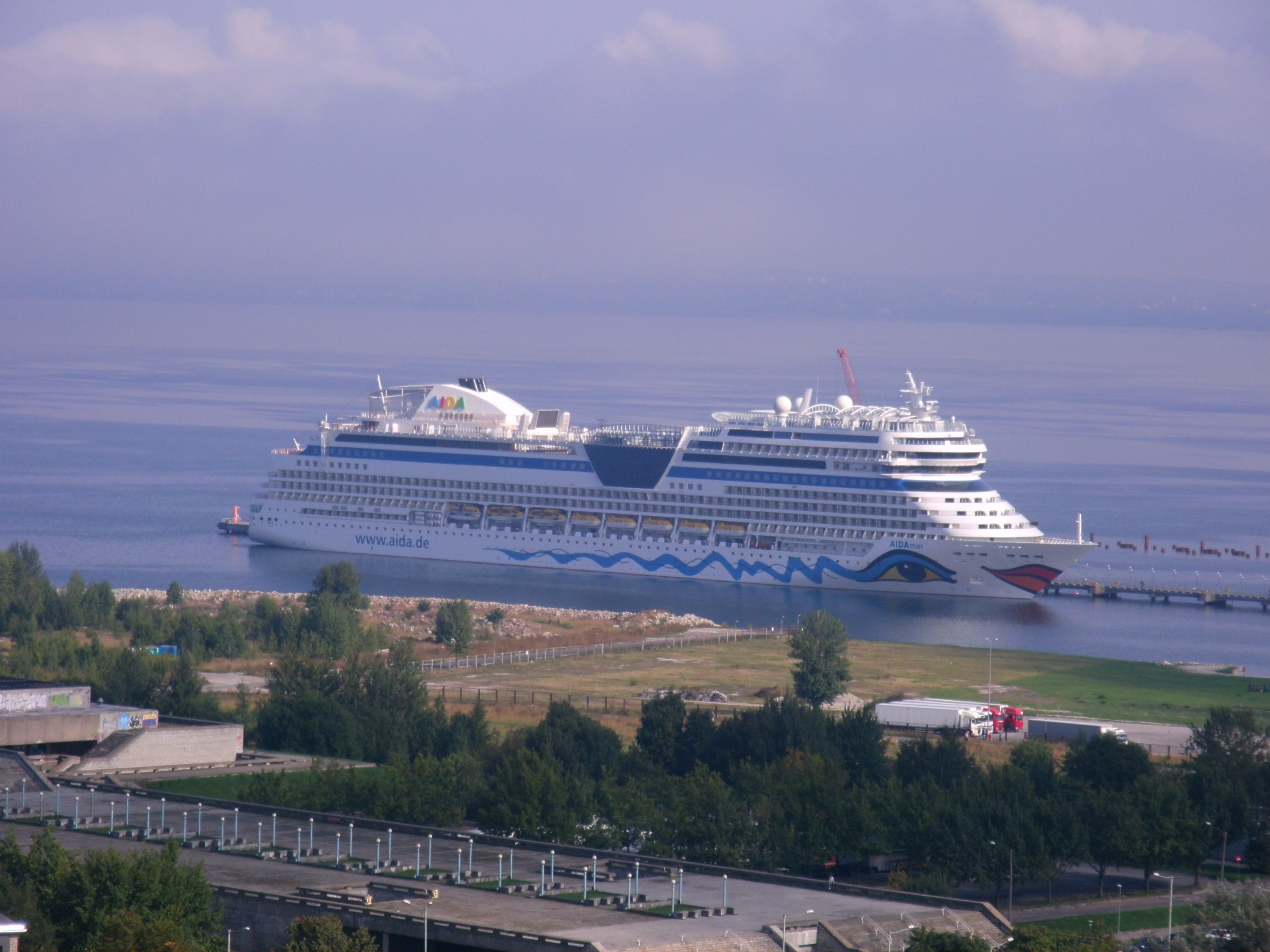 Tallinn - Blick vom Dach der Olaikirche auf die AIDAmar