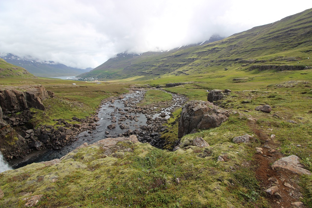 Aussicht und Wanderweg rechts
