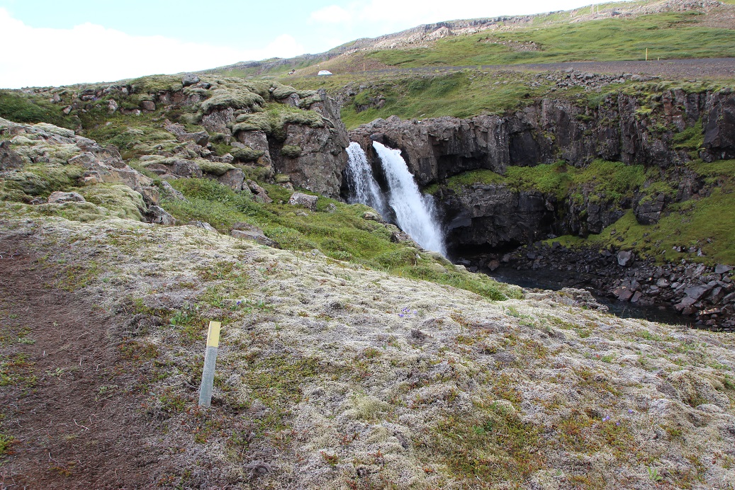 Wegmarkierung und Wasserfall