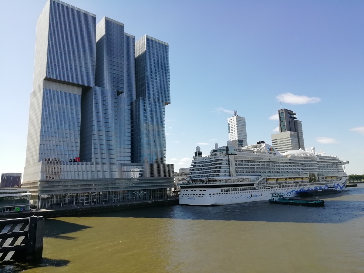 Aida Perla im Hafen von Rotterdam