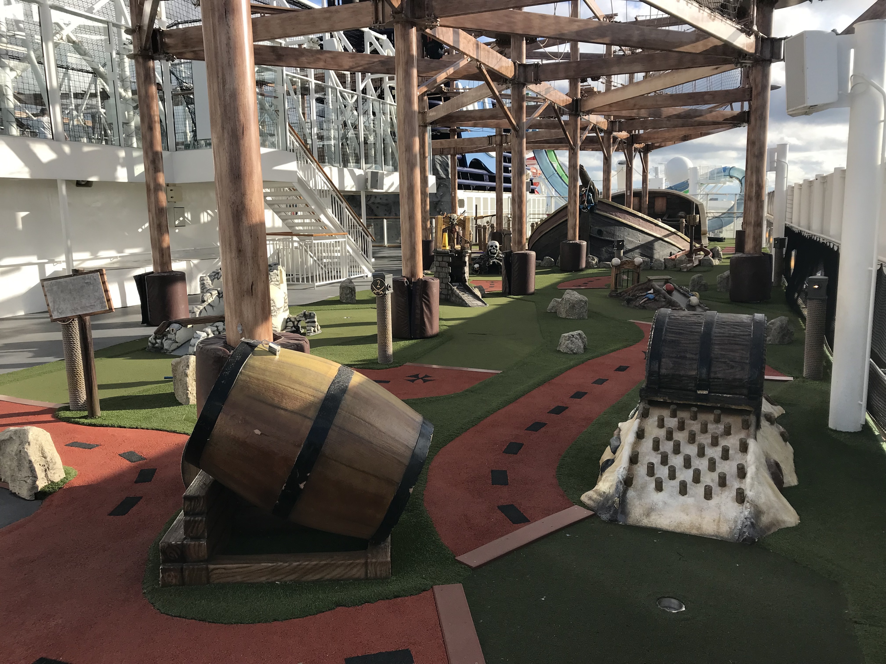 Minigolf, da drüber Kletterpark