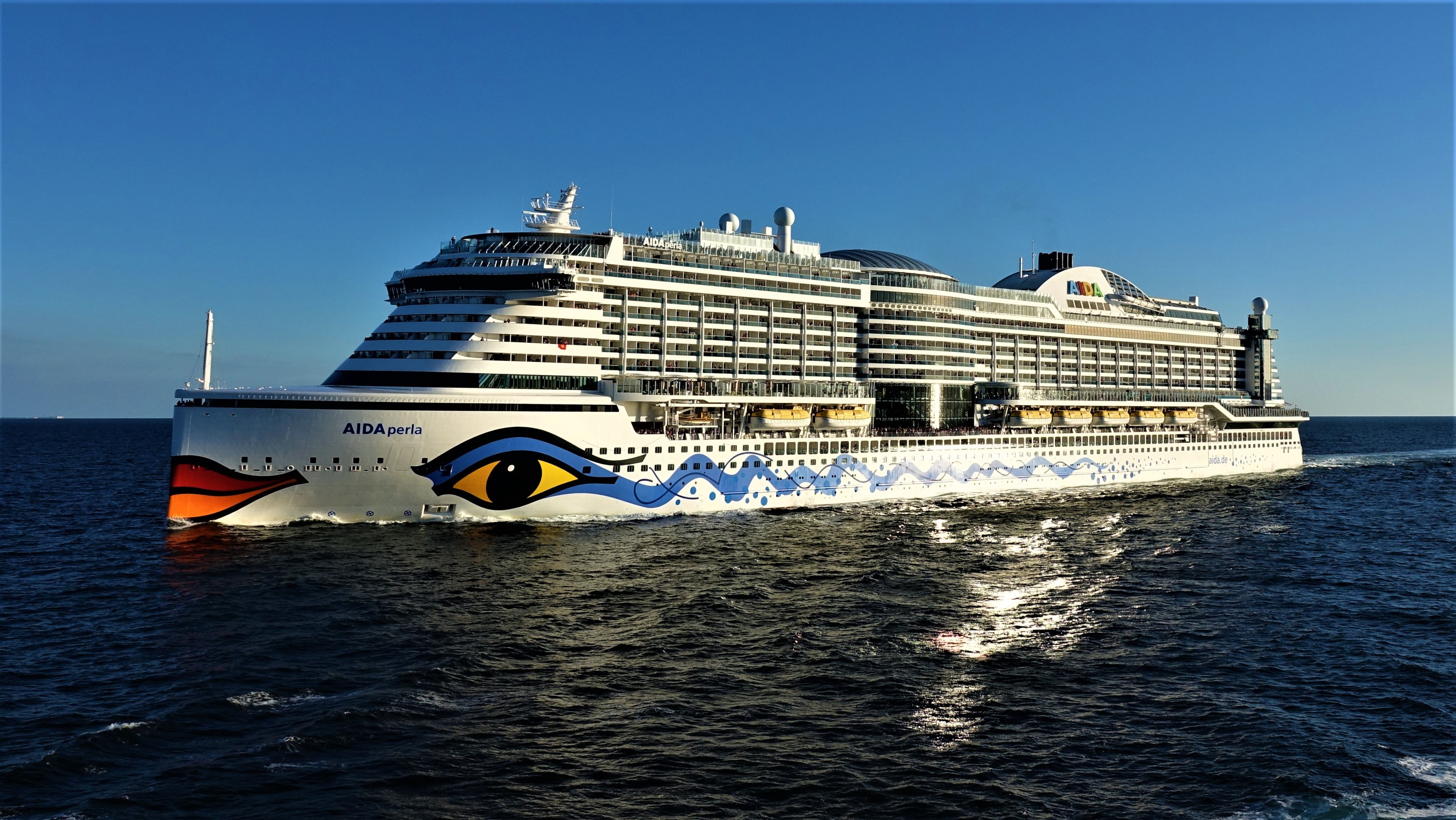 2019-06-21_01 AIDAperla überholt uns