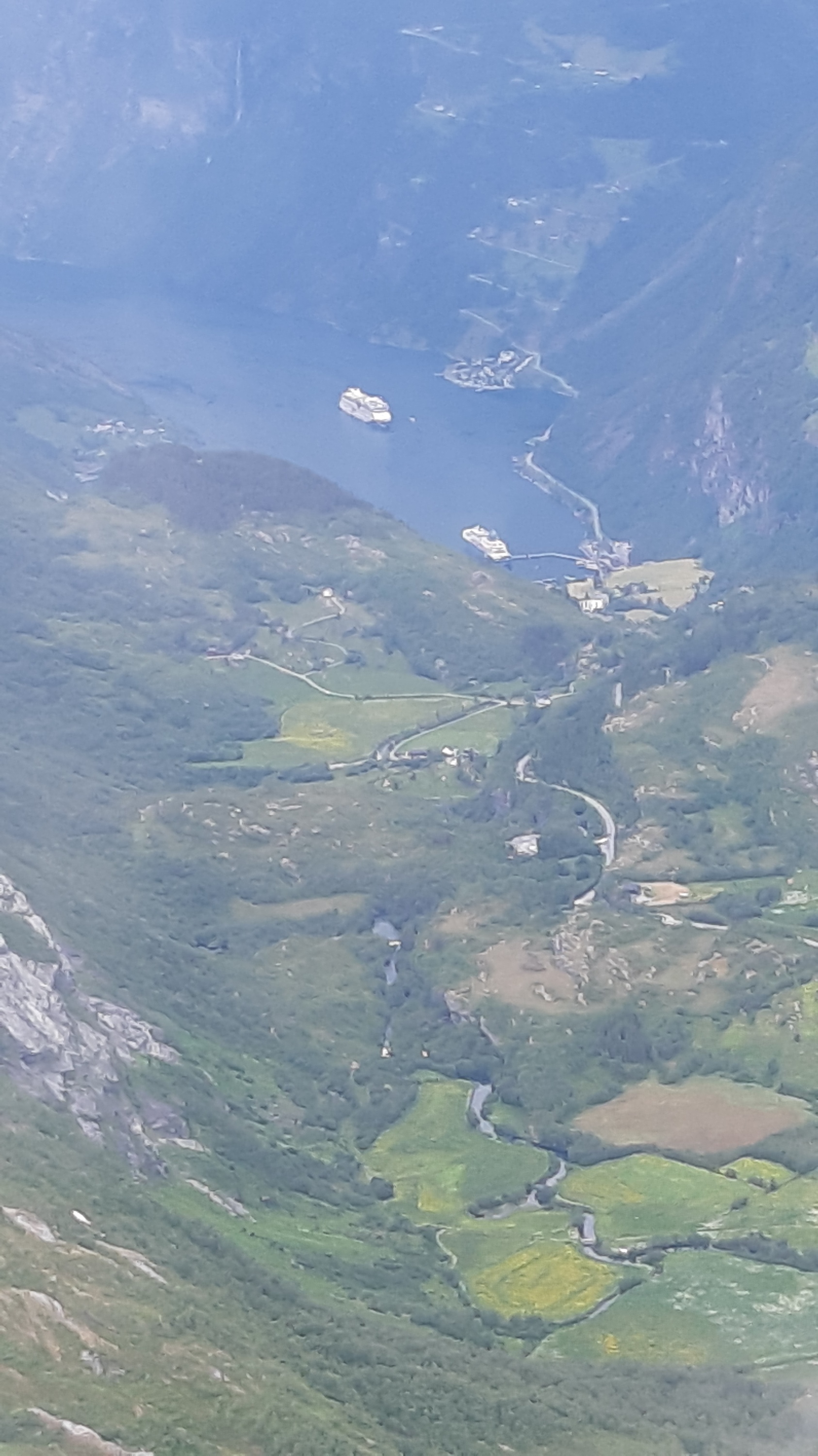 Die AIDAbella im Geiranger Fjord, vom Dalsnibba gesehen.