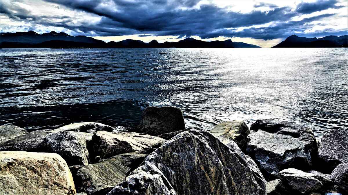 2017-08-14_10 schwarze Wolken über dem Moldefjord