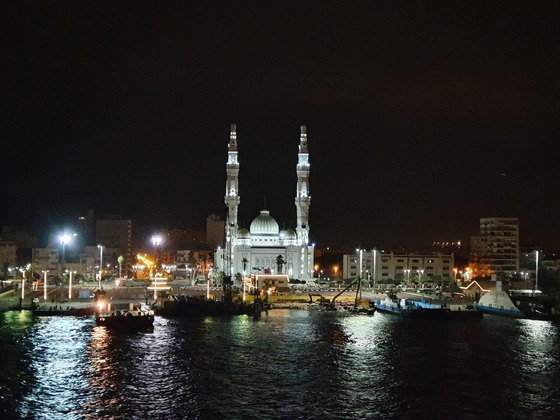 Einfahrt in den Suezkanal bei Nacht