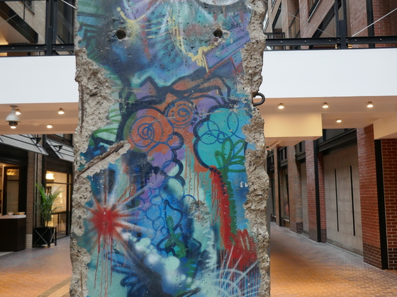 Ein Stück Berliner Mauer in Montreal, nur viel schöner bemalt