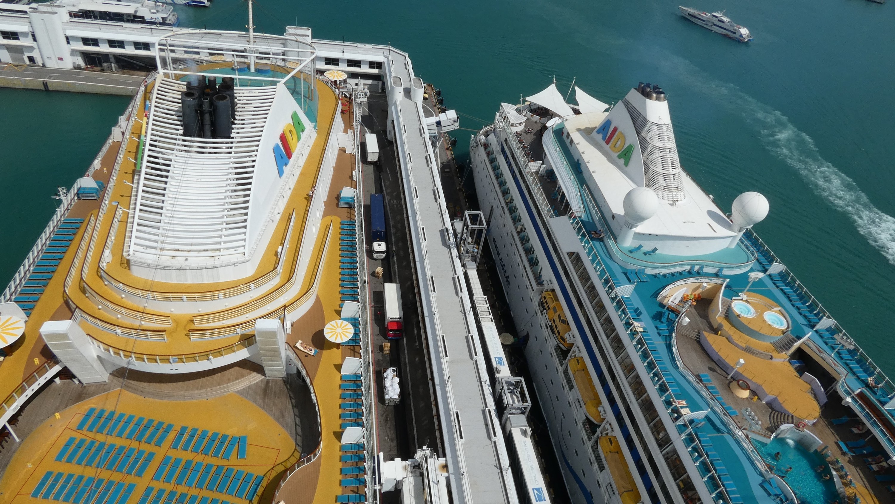 Treffen von AIDAbella und AIDAvita im Hafen von Singapur