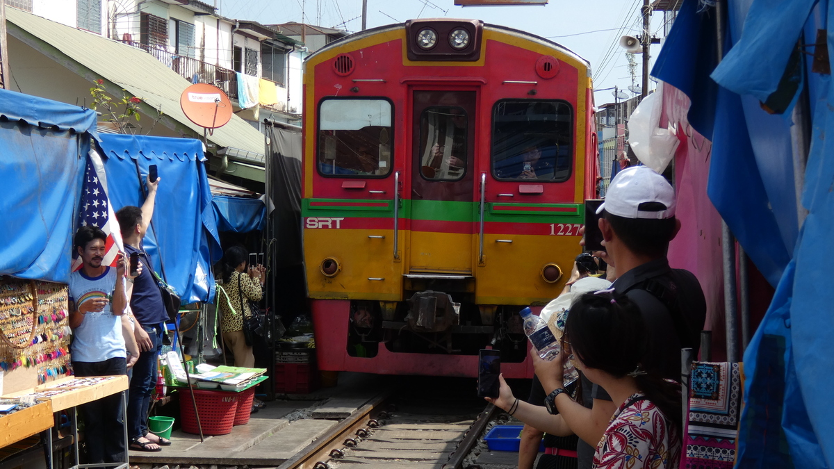 Maeoklong Railway Market - nahe Bangkok