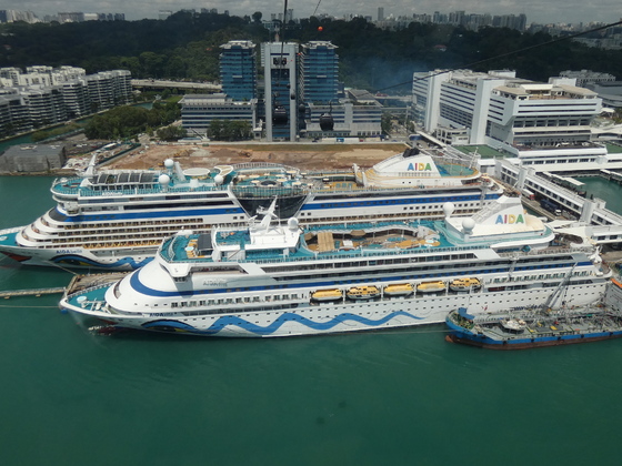 AIDAvita und AIDAbella im Hafen von Singapur, aufgenommen aus der Seilbahn