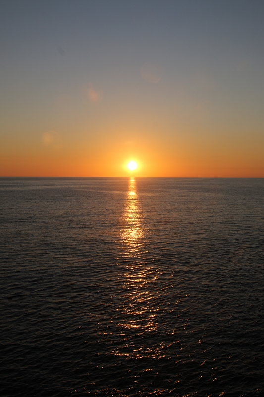 Sommenuntergand auf See zwischen der Dom. Rep. und Jamaika