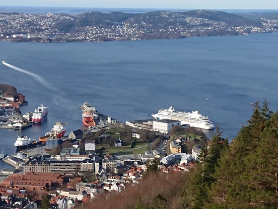 Aidaaura im Hafen von Bergen
