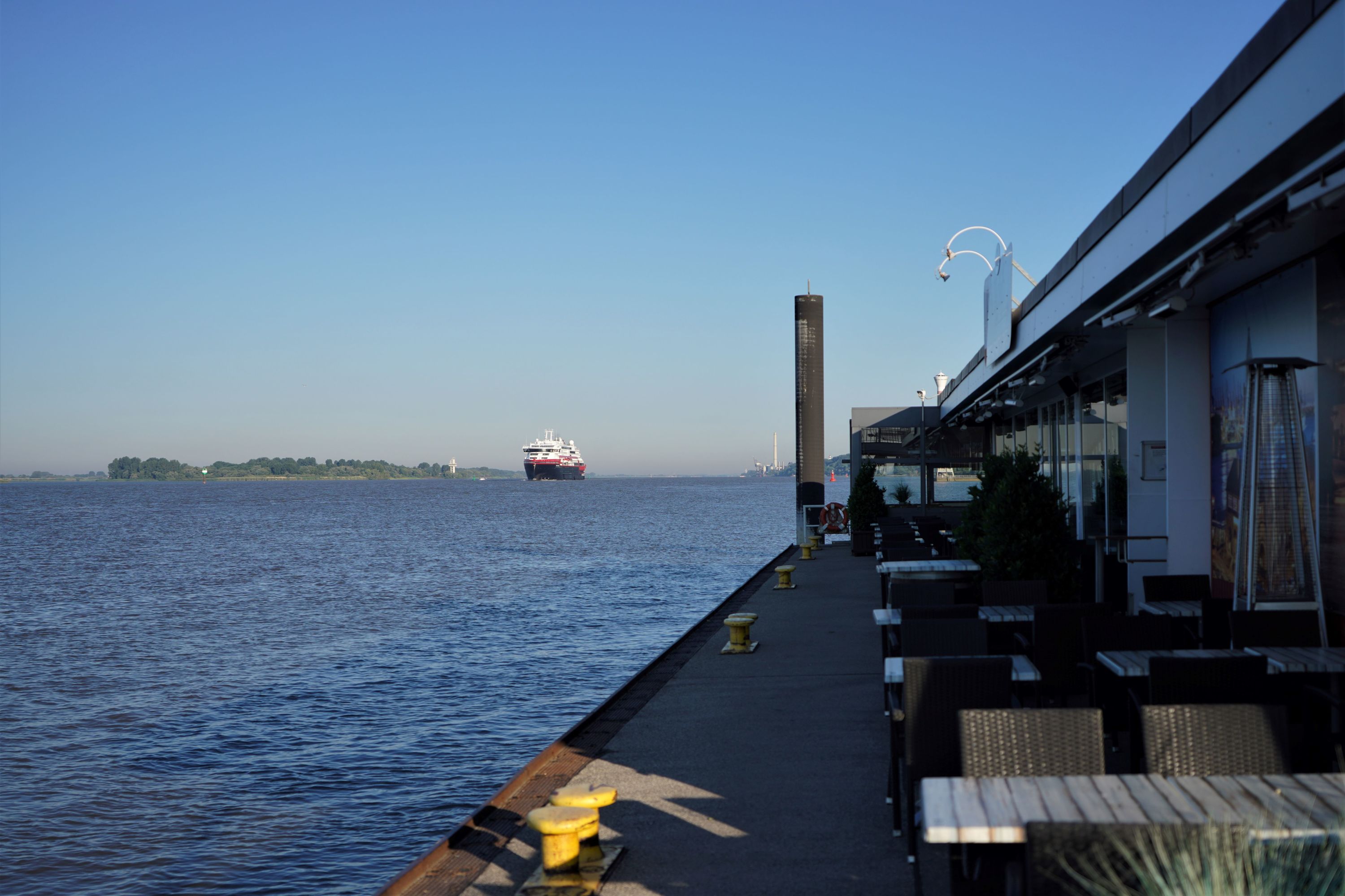 MS Fridtjof Nansen morgens um 6:45 vom Anleger Blankenese "op'n Bulln" aus fotografiert