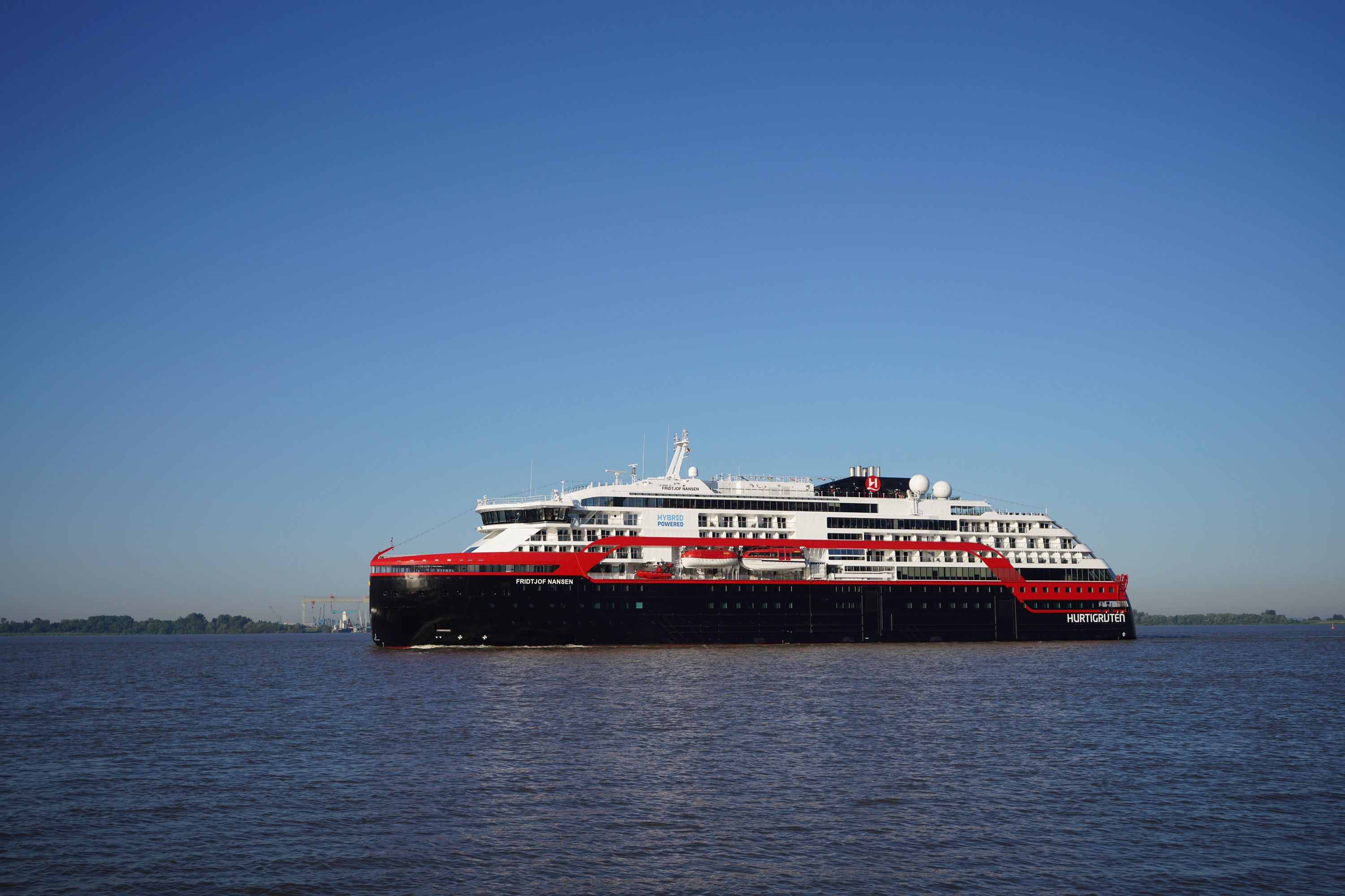 MS Fridtjof Nansen in der Morgensonne kurz vor 6:00