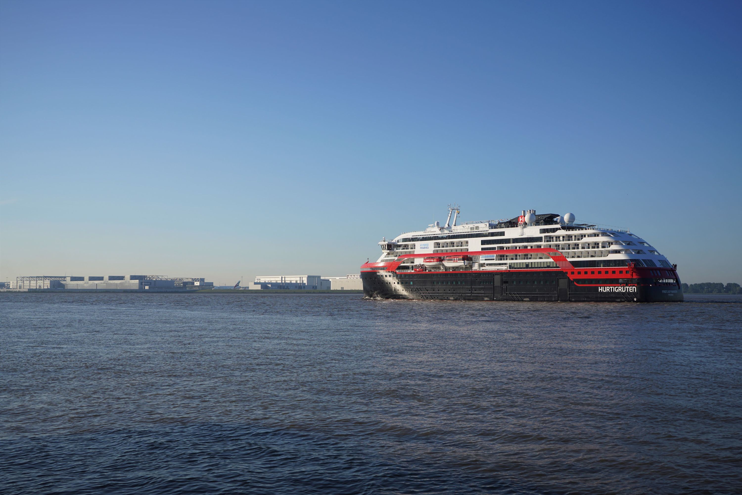 MS Fridtjof Nansen um 6:00 morgens vor Airbus Industries