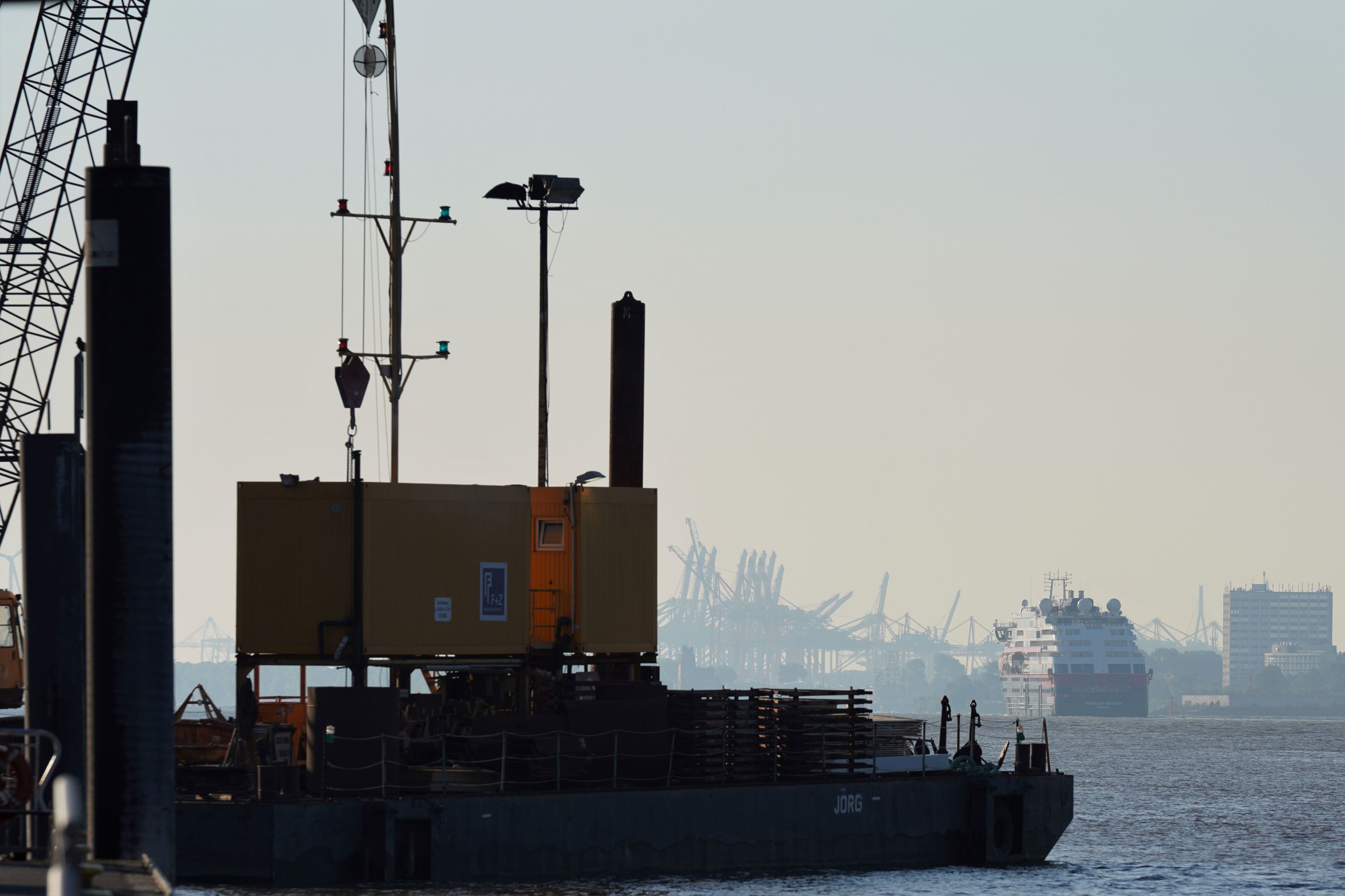 MS Fridtjof Nansen um kurz nach 6:00 auf dem Weg in die Hafencity