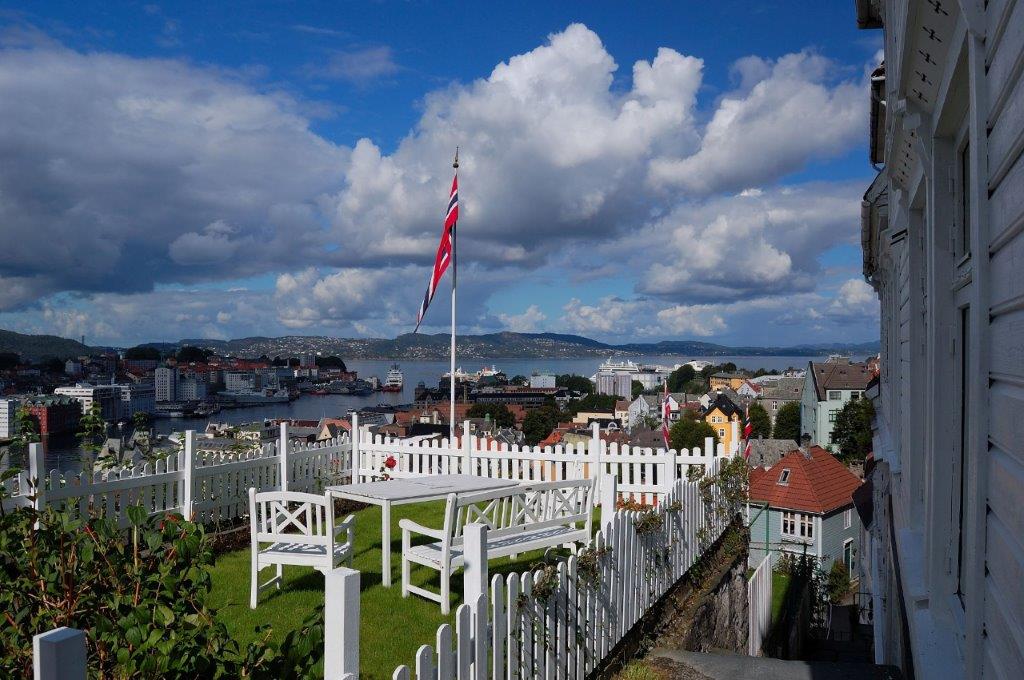 Bergen - noch ist die Stadt vom Kreuzfahrtschiff aus nicht erreichbar ...