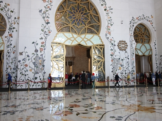 Eingang zum Gebetssaal der Scheich-Zayid-Moschee