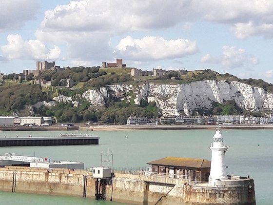 Die weißen Felsen von Dover mit Dover Castle