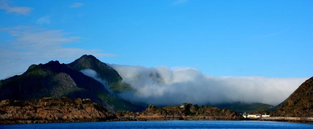 Wolken überrollen die Lofotenwand