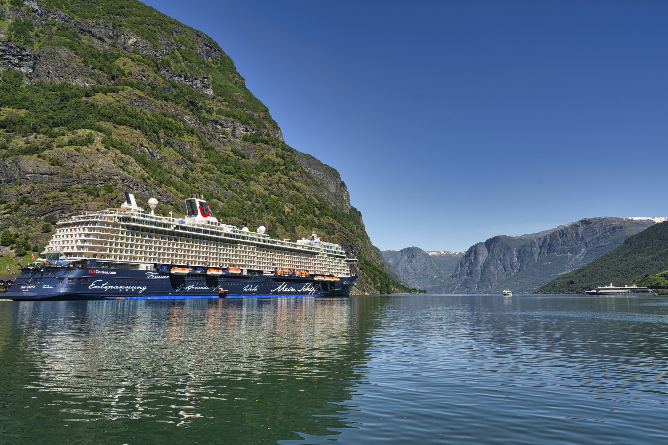 Die große MS4 und die kleine World Explorer