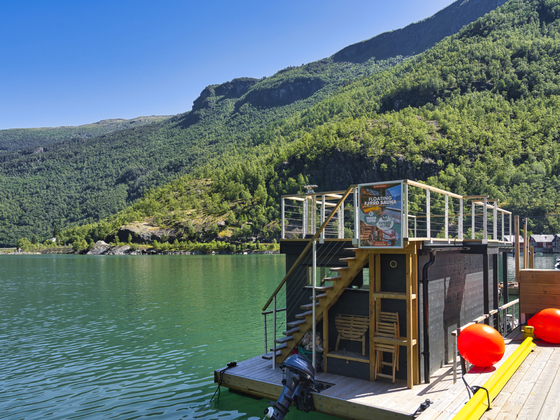 In der schwimmenden Sauna kann man mitten auf dem Fjord schwitzen.