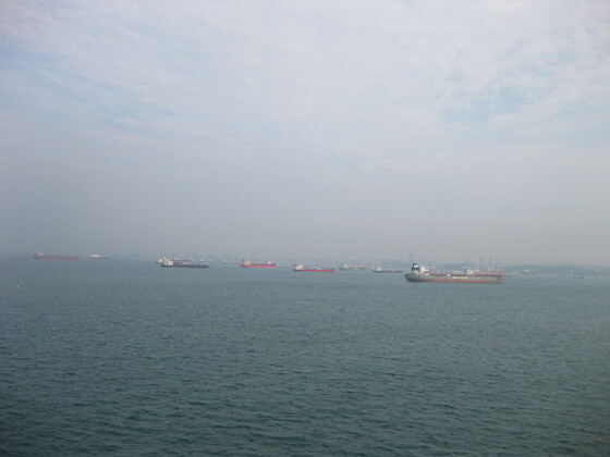 Singapur Impressions - Parksituation der Containerschiffe so weit das Auge reicht