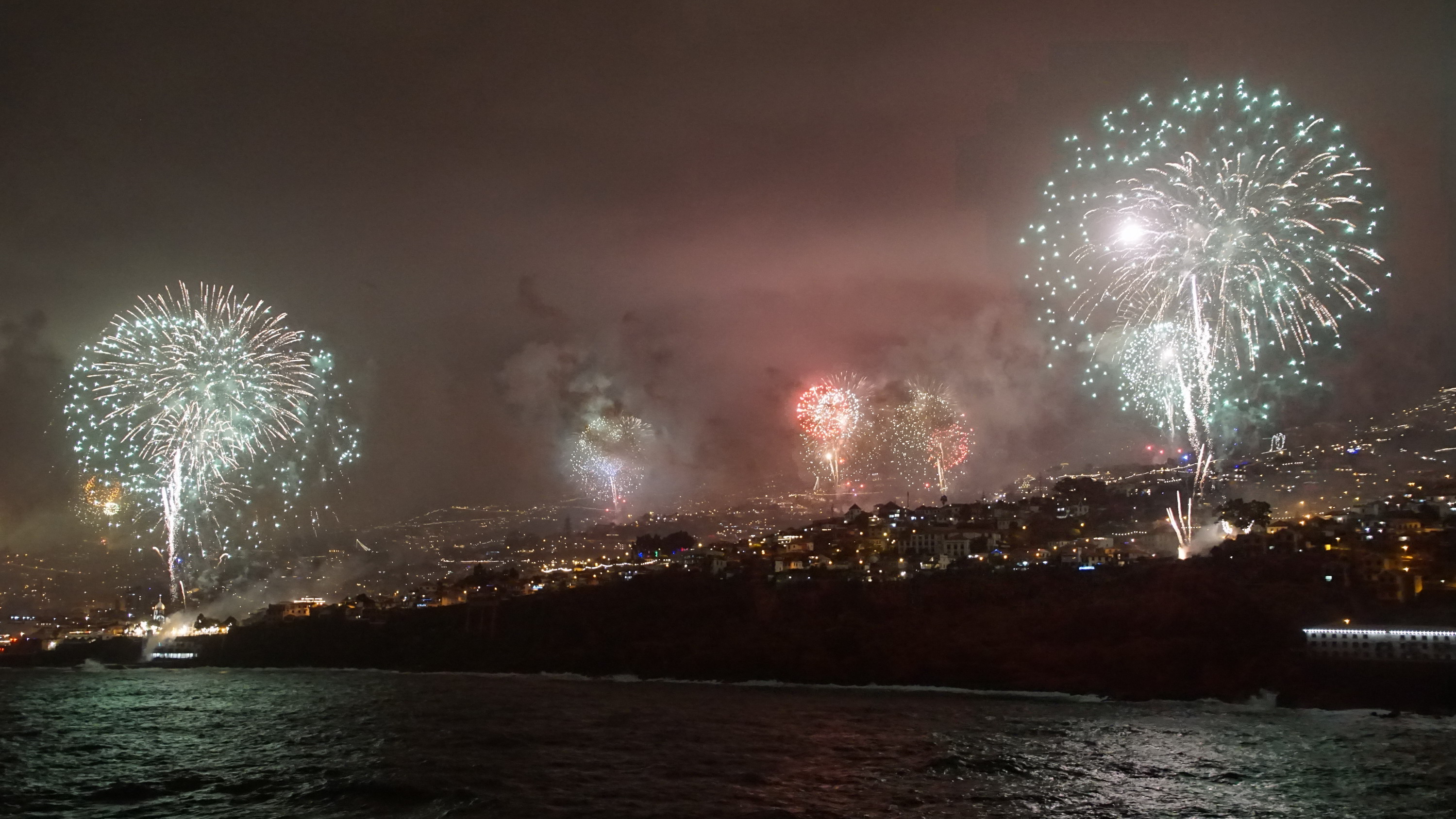 Silvesterfeuerwerk vor Madeira 01.01.17
