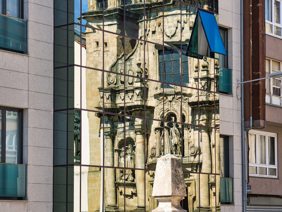 Die spiegelverkehrte Kirche "Igrexa de San Xurxo" in A Coruña