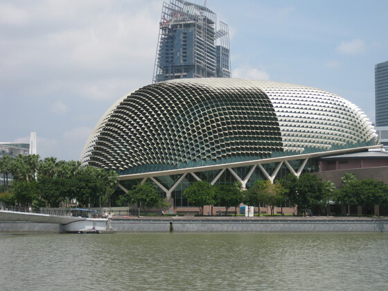 Singapur Impressions - Ein Gebäude in Form der berühmten "Stinkefrucht"