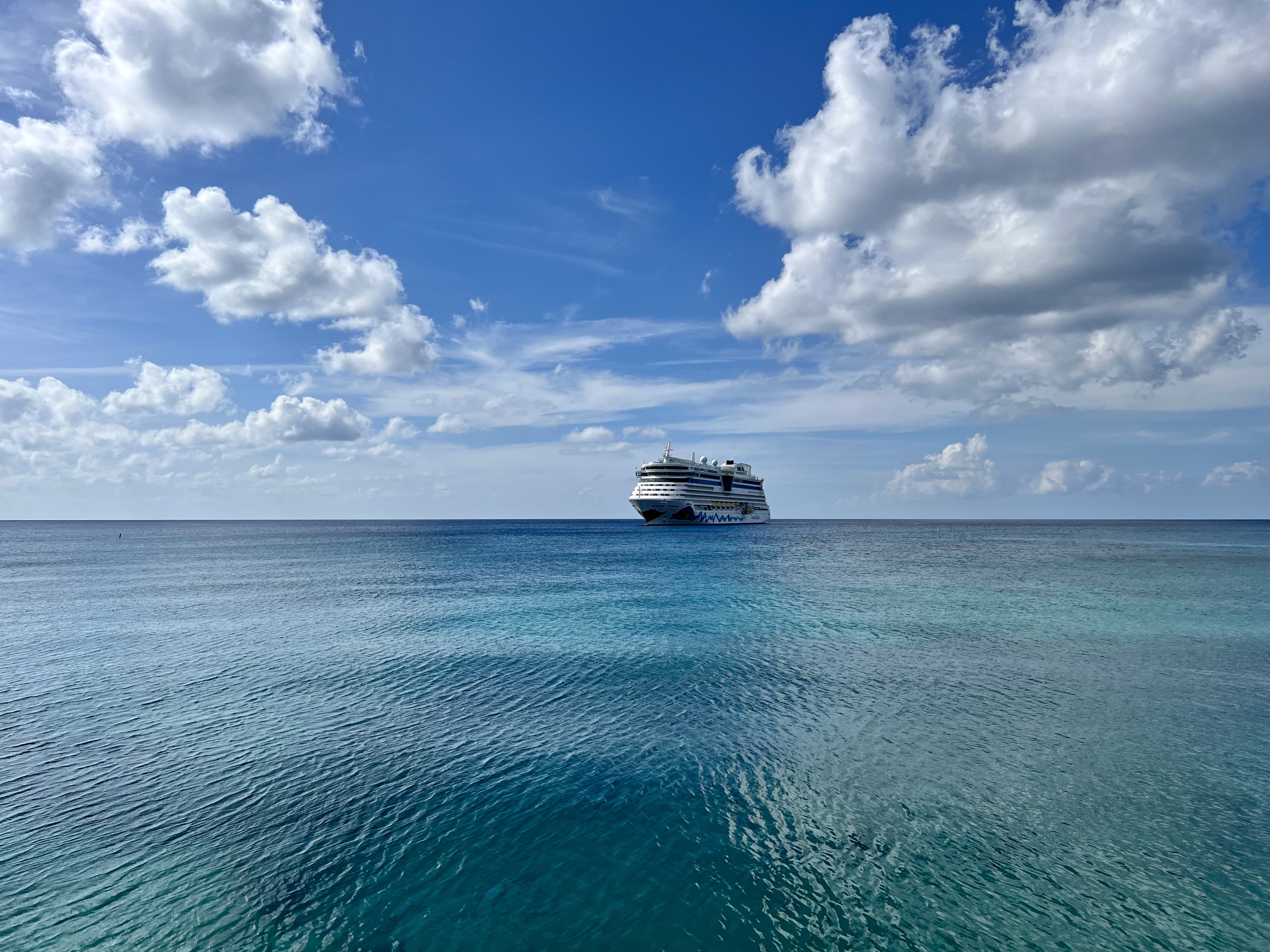 AIDAdiva auf Reede vor den Cayman Islands