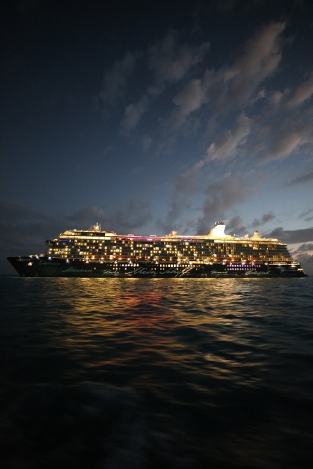 Mein Schiff 4 beim Tendern in Belize