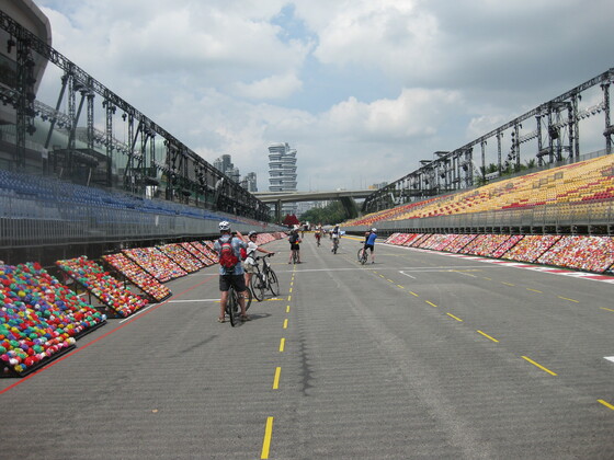 Singapur Impressions - Formel 1 Strecke für uns Biker ( links u. rechts Papierblumen für eine Parade)