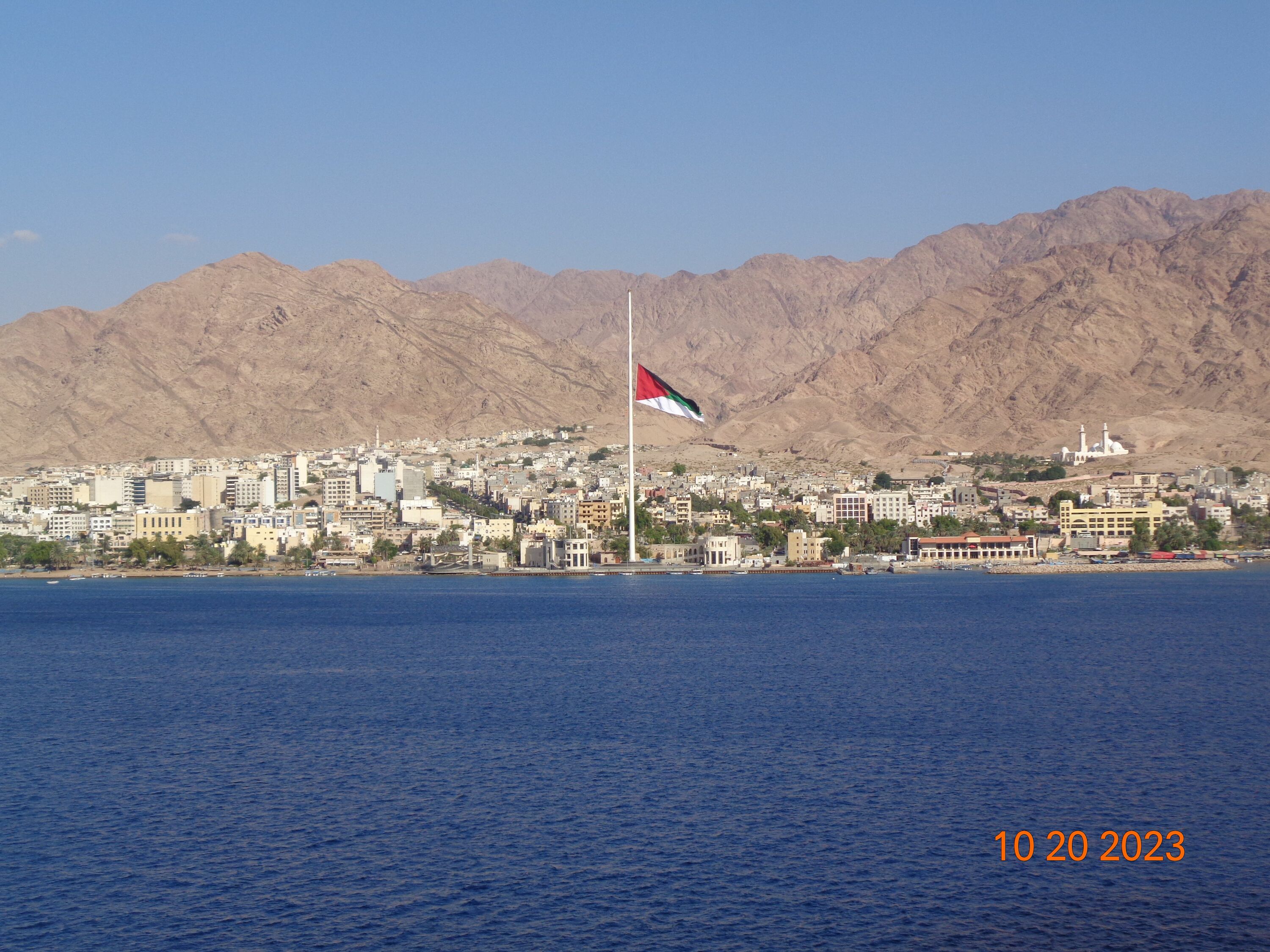 angekommen in Aqaba Jordanien, die Revolutionsfahne wegen dem Krieg in Israel auf Halbmast
